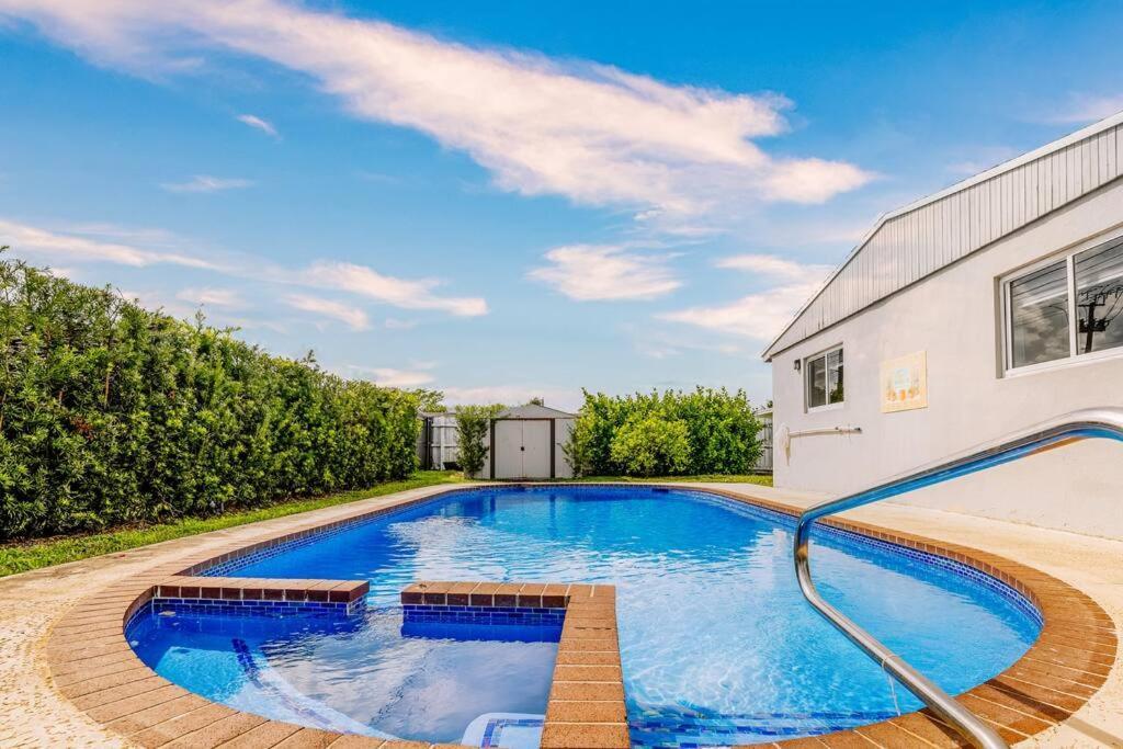 Home With A Pool Close To Beach And Fll Airport Pool Heated October- March فورت لودرديل المظهر الخارجي الصورة